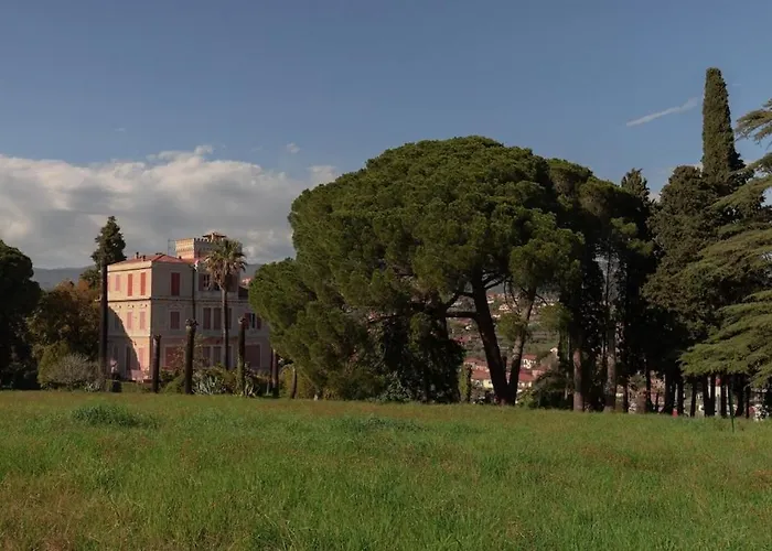 Host4u - Cozy Loft At Rambaldy's Castle In Imperia Lägenhet *